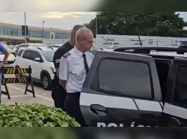 O veículo ficou destruído e pertences das vítimas ficaram espalhados na rodovia