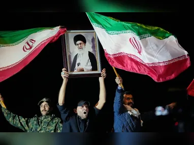 Um incêndio começou em um prédio próximo ao hotel Fairmont The Palm