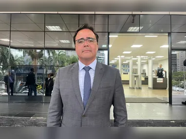 Arma e moto que foram apreendidas durante operação