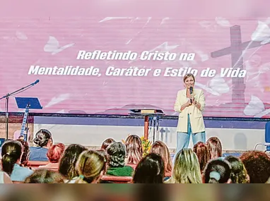 Mariana Valentim acompanhou sua mãe, Iranete Valentim de Almeida, na missa de encerramento da festa