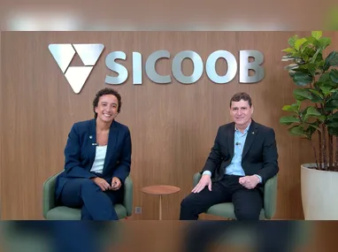 Com o impacto, motociclista foi parar embaixo do coletivo