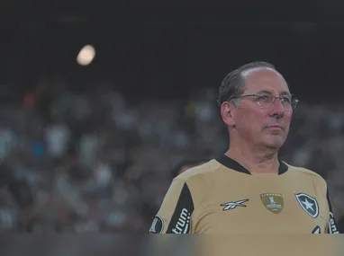 Jogadores de Vitória e Vilavelhense disputam a bola durante jogo-treino