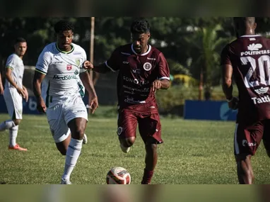 Atual número 1 do mundo, o tenista espanhol Carlos Alcaraz comemora a conquista do Australian Open pós derrotar, de virada, o sérvio Novak Djokovic na final do torneio, em Melbourne, na Austrália, neste domingo, 1º de fevereiro de 2026. Alcaraz venceu por 3 sets a 1, parciais de 2/6, 6/2, 6/3 e 7/5