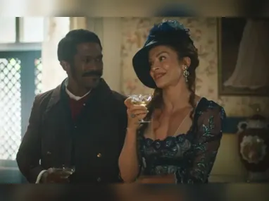 Melhor amiga e sócia de Beja. Mulher trans, culta e intuitiva, é salva da fogueira pela cortesã