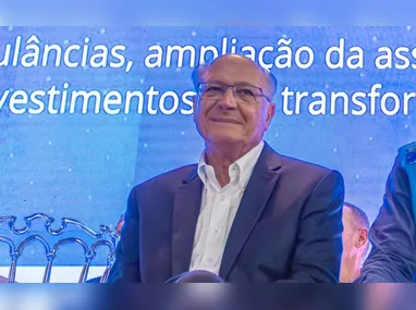 Flávio Bolsonaro tem cenário favorável com o eleitorado evangélico no embate contra Lula