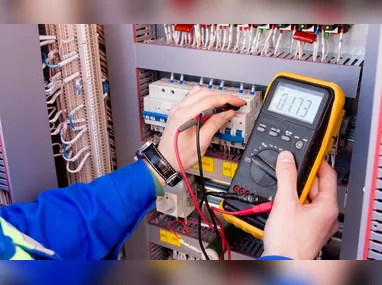 A pedagoga Juliana Santos diz que regulamentação da IA é importante  para proteger o desenvolvimento das crianças