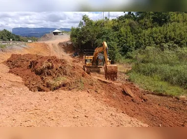 Carreta tombou e interditou trecho da rodovia