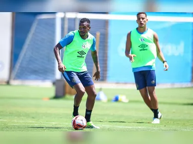 O meia Lucas Paquetá e o atacante Pedro durante treinamento no Ninho do Urubu