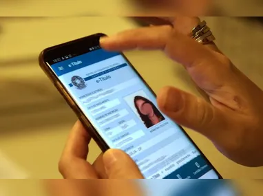 Os moradores da casa atingida deixaram o local em segurança, e o incêndio provocado pela queda do avião