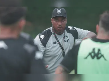 João Paulo comemora, ao lado de Gustavo Tonoli, o primeiro dos dois gols que marcou contra o Forte