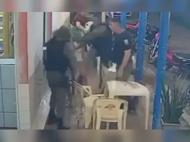 Um playground de madeira desabou na tarde de terça-feira, 17, em cima de um grupo de cinco crianças