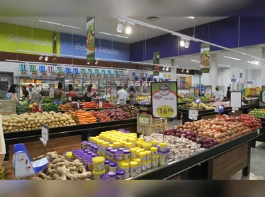 Clenilda mostra recibo da dívida que pagou: Procon notificou instituição, que, após negociação, liberou desconto