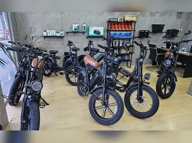 Suspeito rendeu a vendedora de 17 anos no caixa da loja