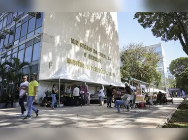 Concentração acontece desde o início da manhã na Praça do Papa, na Enseada do Suá