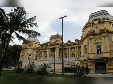 Sergio Moro ao lado de Flávio Bolsonaro em agosto de 2025, na Comissão de Segurança Pública do Senado