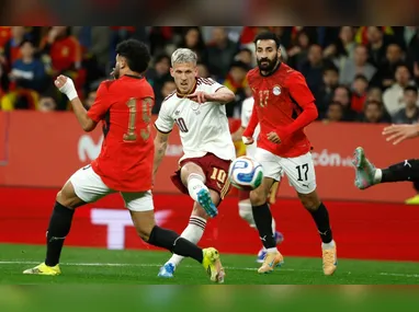 Jogadores da Suécia comemora a classificação à Copa do Mundo de 2026 após a vitória por 3 a 2 diante Polônia na repescagem das Eliminatórias, em Estocolmo, na Suécia