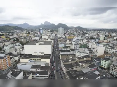 Caminhonete envolvida em colisão com carro capotou