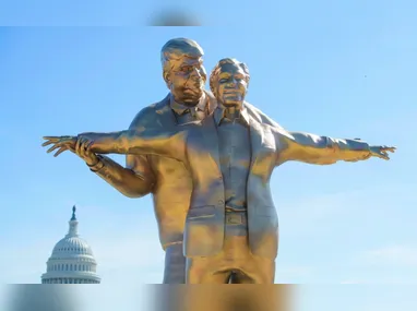 Imagem ilustrativa da imagem Estátua de Trump e Epstein em pose de 'Titanic' é instalada perto da Casa Branca