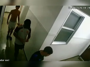 Alana Anísio Rosa posa com familiares ao receber alta de hospital; jovem foi vítima de mais de 30 facadas