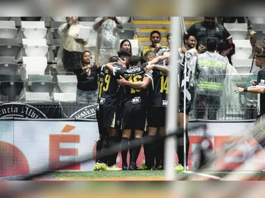 Cuello comemora pelo Galo enquanto o goleiro do Inter lamenta