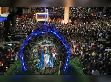 Imagem iluminada de Nossa Senhora da Penha tem mais de 18 metros de altura e cerca de 120 mil pontos de luz