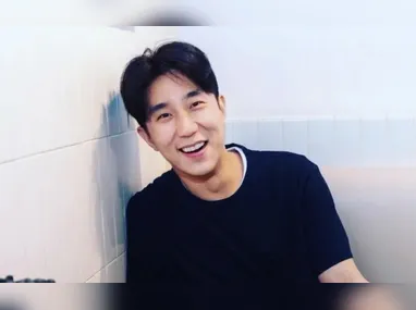 No vídeo, é possível ver a aplicação de base e pó em uma linha diagonal mais clara no rost