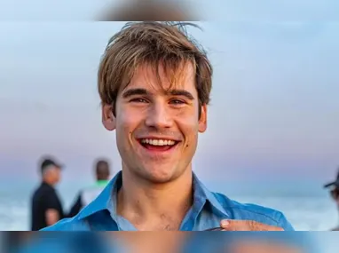 “Dizem” é uma composição autoral escrita originalmente em espanhol por Yelitza Cintron e Onis Rodríguez, lançada no álbum ao vivo “Tu Habitación”.