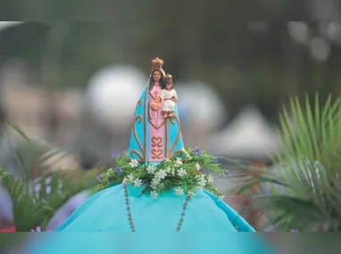 Frei Gabriel Dellandrea, guardião do Convento da Penha, com os voluntários que estão produzindo o terço