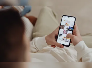 Selfie do rover Curiosity em Marte, 
onde análises revelaram compostos orgânicos.  Descoberta não prova que houve vida em Marte, mas mostra que a superfície do planeta é capaz de preservar exatamente 
o tipo de molécula que poderia servir como evidência de vida antiga