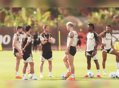 Há um consenso entre os funcionários e a maior parte do elenco de que Filipe Luís não foi tratado dignamente no desligamento