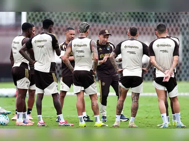 Jogadores do Internacional treinam para o jogo diante da Chapecoense