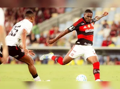 Eduardo Domínguez orienta os jogadores do Atlético/MG em treino