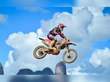 Jogadores de Internacional e São Paulo disputam a bola