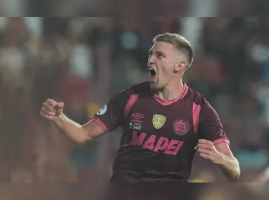 Alisson já foi liberado pelo São Paulo para realizar os exames médicos