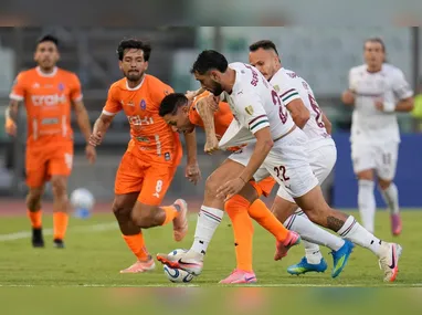 Jogadores disputam a bola durante partida entre Barracas Central da Argentina e Vasco da Gama do Brasil válida pelo Grupo G da Copa Sul-Americana em Buenos Aires, Argentina, terça-feira, 7 de abril de 2026