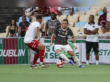 O meia Lucas Paquetá e o atacante Pedro durante treinamento no Ninho do Urubu