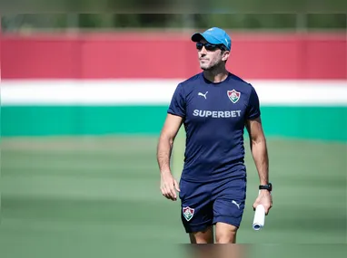 Eduardo Domínguez orienta os jogadores do Atlético/MG em treino
