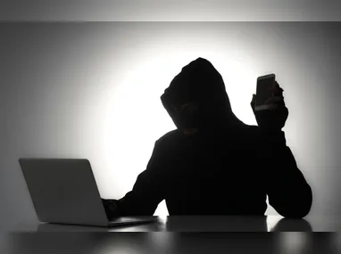 O veículo ficou destruído e pertences das vítimas ficaram espalhados na rodovia