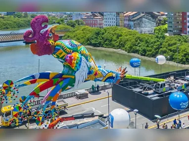 Entrega simbólica da chave da cidade ao Rei Momo Danilo Vieira