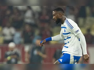 Meia Lucas Paquetá durante partida contra o Cruzeiro na noite desta quarta-feira (11)