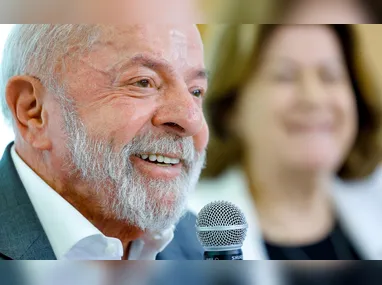 Pessoa utilizando o programa oficial do Governo Federal para a declaração do Imposto de Renda Pessoa Física (IRPF)