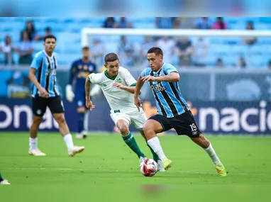 Atual número 1 do mundo, o tenista espanhol Carlos Alcaraz comemora a conquista do Australian Open pós derrotar, de virada, o sérvio Novak Djokovic na final do torneio, em Melbourne, na Austrália, neste domingo, 1º de fevereiro de 2026. Alcaraz venceu por 3 sets a 1, parciais de 2/6, 6/2, 6/3 e 7/5