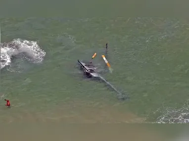 Os moradores da casa atingida deixaram o local em segurança, e o incêndio provocado pela queda do avião
