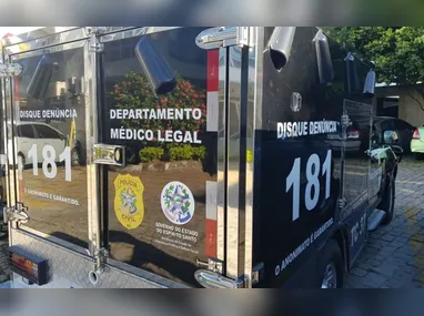 O homem estava com a pedra na mão antes de atacar a vítima pelas costas