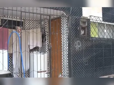 Drogas foram encontradas em uma pochete usada pelo suspeito