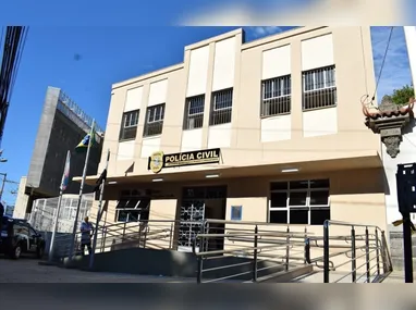 Durante a ação, foram apreendidas uma arma, drogas, munições e uma moto