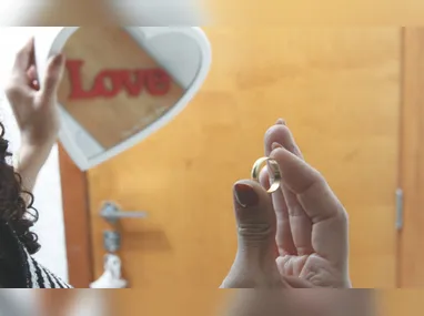 Com o impacto, o automóvel ainda colidiu na faixada de um estabelecimento