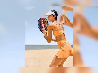 Carlos Vitor, do Vitória, é marcado  de perto pelo jogador do Forte