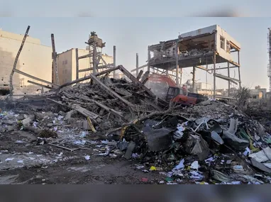 Vista dos destroços de delegacia atingida por ataque aéreo da ofensiva conjunta dos EUA com Israel em Teerã, capital do Irã, nesta segunda-feira, 2