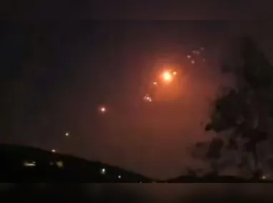 Imagem ilustrativa da imagem Irã dispara mísseis após escolha de novo líder; EUA esvaziam embaixada